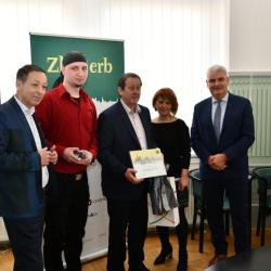 V kategorii SMART CITY A NEJLEPŠÍ ELEKTRONICKÁ SLUŽBA zvítězil Jindřichův Hradec. Zleva: ředitel KÚ Milan Kučera, webmaster Štěpán Mach, starosta města Stanislav Mrvka, managerka soutěže Jitka Hajžmanová a radní Antonín Krák.