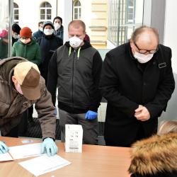 Zatímco čekáme na další zásilku, kraj od nedělního dopoledne distribuuje OOP, které obdržel v sobotu. 