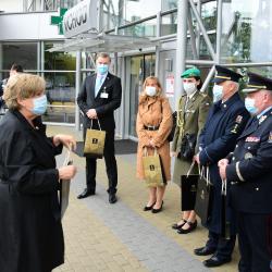 Hejtmanka Stráská děkovala všem, kteří se podíleli na řízení kraje v době koronaviru: Byli jsme skvělá parta. Zahrála jim k tomu Hudba Hradní stráže.