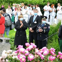 Hejtmanka Stráská děkovala všem, kteří se podíleli na řízení kraje v době koronaviru: Byli jsme skvělá parta. Zahrála jim k tomu Hudba Hradní stráže.