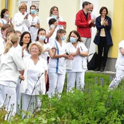Hejtmanka Stráská děkovala všem, kteří se podíleli na řízení kraje v době koronaviru: Byli jsme skvělá parta. Zahrála jim k tomu Hudba Hradní stráže.
