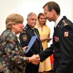 Hasiči ocenili jihočeskou hejtmanku medailí za řízení krizového štábu v době koronavirové pandemie. Stráská poděkovala hasičům za práci.