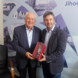 První náměstek hejtmanky Josef Knot, přijal ve čtvrtek 9. července 2020 návštěvu z Institutu regionů Evropy (IRE) z rakouského Salzburgu. Jihočeský kraj navštívil přímo předseda představenstva a ředitel IRE Prof. Dr. Franz Schausberger spolu se svými spolupracovníky.