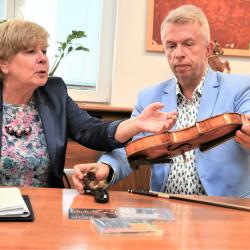 Osobní pozvánku na hudební festival Jihočeské Nové Hrady přinesl hejtmance Ivaně Stráské jeden z našich nejvýznamnějších houslistů Jaroslav Svěcený. Během rozhovoru jí ukázal i jedny ze vzácných houslí, které návštěvníci na festivalu uvidí a uslyší.