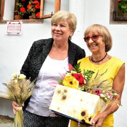 hejtmanka Stráská s držitelkou ocenění 