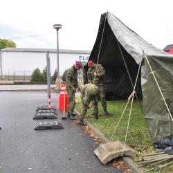 Drive-in volby proběhnou již zítra - vojáci začínají stavět hlasovací stanoviště.