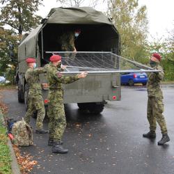 Drive-in volby proběhnou již zítra - vojáci začínají stavět hlasovací stanoviště.
