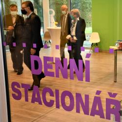 V Táboře otevřeli budovu "Nové psychiatrie". Hejtmanka Stráská přestřihla pásku.