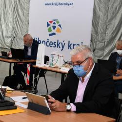 Poslední zasedání Zastupitelstva Jihočeského kraje za uplynulé volební období 2016 až 2020 se konalo ve čtvrtek 24. září z bezpečnostních důvodu kvůli koronavirové pandemii v Pavilonu T1 na českobudějovickém výstavišti. 