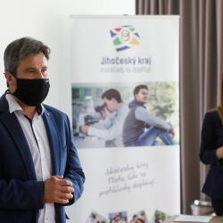 Záštitu nad soutěží každoročně nese Jihočeský kraj a soutěže se pravidelně účastní 1. náměstek hejtmanky Jihočeského kraje Josef Knot, který zároveň uděluje mimořádnou cenu. V tomto ročníku vybral technologický produkt a své rozhodnutí komentoval těmito slovy:  „Letos mimořádnou cenu uděluji za inovativní technologický produkt „3D tisk ve stavebnictví“, který má potenciál uspět nejen národní, ale i mezinárodní úrovni.“ 