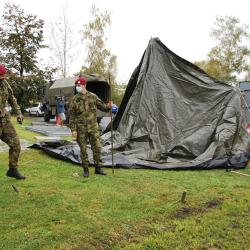 Drive-in volby proběhnou již zítra - vojáci začínají stavět hlasovací stanoviště.