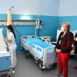 Zdravotně sociální fakulta Jihočeské univerzity dnes otevřela simulační centrum pro zdravotnické obory, v němž bude učit moderními metodami za využití sofistikovaných modelů a přístrojů.