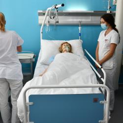 Zdravotně sociální fakulta Jihočeské univerzity dnes otevřela simulační centrum pro zdravotnické obory, v němž bude učit moderními metodami za využití sofistikovaných modelů a přístrojů.