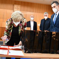1300 datových SIM karet v hodnotě přes milion korun dnes od společnosti ČEZ převzali současní i budoucí představitelé Jihočeské kraje. Okamžitě začali s jejich distribucí těm studentům, kteří nemají dostatečné připojení k internetu.