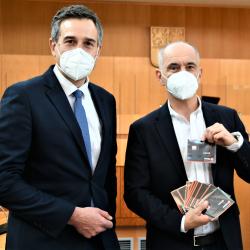 1300 datových SIM karet v hodnotě přes milion korun dnes od společnosti ČEZ převzali současní i budoucí představitelé Jihočeské kraje. Okamžitě začali s jejich distribucí těm studentům, kteří nemají dostatečné připojení k internetu.