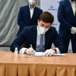 Podpis koaliční smlouvy: František Talíř.