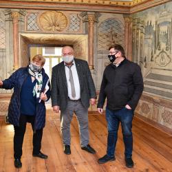 Ředitelka Muzea středního Pootaví Strakonice Ivana Říhová, vedoucí oddělení kultury a zřizovaných organizací František Chrastina a náměstek Pavel Hroch při prohlídce rekonstruovaných prostor hradu.