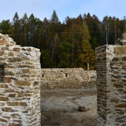 Archeoskanzen Trocnov už roste ze země. „V této chvíli je v areálu Památníku Jana Žižky z Trocnova postavena podstatná část obvodových zdí takzvaného zemanského dvorce. Ze země rostou budoucí sýpky, stodoly, stáje a další stavby, které ke dvorci patřily,“ pochvaloval si ředitel Jihočeského muzea v Českých Budějovicích František Štangl.