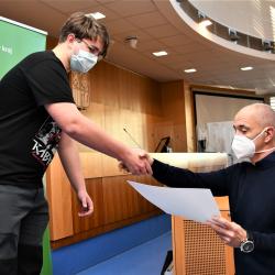 Hejtman Kuba ocenil mladé vítěze krajského kola Logické olympiády. Gratulaci přijímá Vojtěch Pils a Gymnázia Český Krumlov.