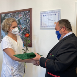 Pamětní medaili ZZS JčK přebírá z rukou jejího ředitele Marka Slabého MUDr. Miroslava Nevšímalová.