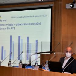 Investice ve výši 3,5 miliardy korun plánuje v příštím roce uskutečnit vedení Jihočeského kraje. A to i přesto, že očekává propad daňových příjmů o 1,5 miliardy korun. Díky financování z fondu rozvoje navíc nebude nutné brát si úvěr. Potvrdili to na středeční tiskové konferenci hejtman Martin Kuba a jeho náměstek pro oblast financí a investic Tomáš Hajdušek. 