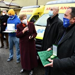 Poděkování a hrníček s nápisem děkujeme. To si odnesli pracovníci Zdravotnické záchranné služby Jihočeského kraje (ZZS JčK) od zástupců kraje za své příkladné nasazení v letošním roce poznamenaném koronavirovou pandemií. Celá akce se uskutečnila pod heslem Děkujeme první linii, společně to zvládneme!
