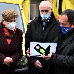 Poděkování a hrníček s nápisem děkujeme. To si odnesli pracovníci Zdravotnické záchranné služby Jihočeského kraje (ZZS JčK) od zástupců kraje za své příkladné nasazení v letošním roce poznamenaném koronavirovou pandemií. Celá akce se uskutečnila pod heslem Děkujeme první linii, společně to zvládneme!