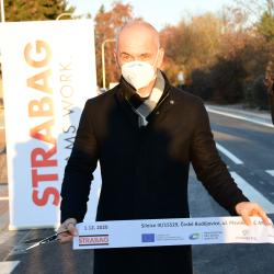 Téměř o měsíc dřív, než bylo plánováno se otevírá pro veškerou dopravu Plavská ulice, která byla v úseku mezi Novým Roudným a Jaselskou ulicí uzavřena od 19. května. Pásku nového úseku přestřihli v úterý 1. prosince v osm hodin ráno hejtman Jihočeského kraje Martin Kuba, primátor statutárního města České Budějovice Jiří Svoboda a vedoucí provozní jednotky firmy STRABAG a.s. Lukáš Babka. 