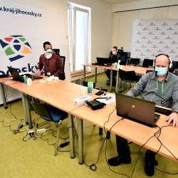 Pomoc seniorům s vyplněním registračního formuláře, výběrem očkovacího centra a objednáním termínu na očkování proti covidu-19. To bude hlavním úkolem pracovníků obsluhujících bezplatnou Informační linku Jihočeského kraje. 
