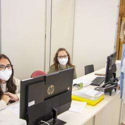 Žáci a studenti Gymnázia Strakonice jsou i navzdory svým studijním povinnostem velice aktivní v dobrovolnické činnosti. Ve spolupráci s vedením nemocnice ve Strakonicích pomáhají v očkovacím centru.