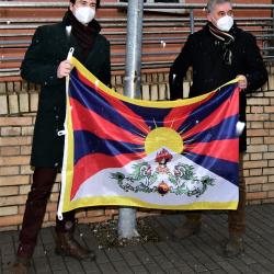 Náměstci Talíř a Klíma vyvěsili před budovou Krajského úřadu Jihočeského kraje tibetskou vlajku.