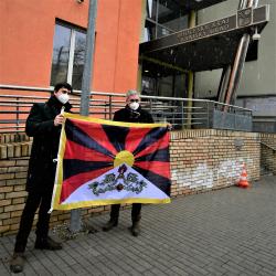 Náměstci Talíř a Klíma vyvěsili před budovou Krajského úřadu Jihočeského kraje tibetskou vlajku.