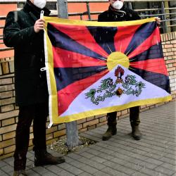 Náměstci Talíř a Klíma vyvěsili před budovou Krajského úřadu Jihočeského kraje tibetskou vlajku.