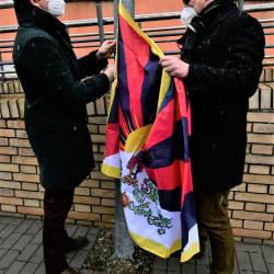 Náměstci Talíř a Klíma vyvěsili před budovou Krajského úřadu Jihočeského kraje tibetskou vlajku.