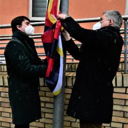 Náměstci Talíř a Klíma vyvěsili před budovou Krajského úřadu Jihočeského kraje tibetskou vlajku.