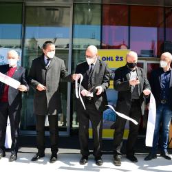 Zástupci Statutárního města České Budějovice, Jihočeského kraje a Jihočeské vědecké knihovny dnes ve 13:00 slavnostně přestřihli pásku nové přístavby.
