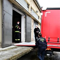 Hasičská auta s ochrannými pomůckami dorazila v úterý 13. dubna do centrálního skladu JčK v areálu Jihočeského letiště v Plané u Českých Budějovic krátce před 13. hodinou. Auta vyložili a následnou distribuci zajišťovali zaměstnanci kraje.