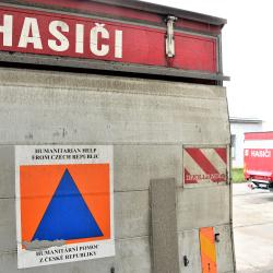 Hasičská auta s ochrannými pomůckami dorazila v úterý 13. dubna do centrálního skladu JčK v areálu Jihočeského letiště v Plané u Českých Budějovic krátce před 13. hodinou. Auta vyložili a následnou distribuci zajišťovali zaměstnanci kraje.