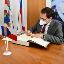 Podpis do pamětní knihy Jihočeského kraje nesměl chybět.