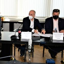 Kraj podepsal smlouvy se třemi společnostmi, které v letech 2022 až 2032 zajistí přepravu Jihočechů autobusovou dopravou. Zleva: vedoucí společník BusLine pro JčK Jakub Vyskočil, předseda představenstva GW BUS a.s. Robert Krigar, hejtman Martin Kuba, předseda představenstva a místopředseda představenstva ČSAD AUTOBUSY České Budějovice a.s. Peter Schmolmüller a Vladimír Homola.