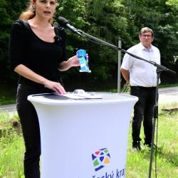Kvůli bezpečnosti řidičů na silnicích otestuje kraj nové plašiče zvěře. Zleva: Veronika Królová a Pavel Hroch 