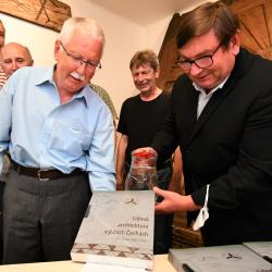 Náměstek hejtmana pro kulturu Pavel Hroch společně s hlavním autorem knihy Jiřím Škabradou křtí knihu Lidová architektura v jižních Čechách.