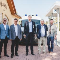 Významné Jihočeské společnosti podpořily krajskou nemocnici. Generální ředitelé společností Madeta, a.s. Milan Teplý a GW Jihotrans, a.s. Robert Krigar předali v pondělí 6. září Nemocnici České Budějovice, a.s. dva sanitní vozy Renault Master.