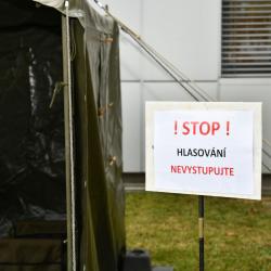 Krajský úřad Jihočeského kraje určil místa pro voliče, kteří se chtějí zúčastnit nadcházejících voleb do Poslanecké sněmovny, ale jsou kvůli nemoci covid-19 v karanténě nebo v izolaci. Takzvaná drive-in volební stanoviště zajišťuje ze zákona krajský úřad společně s Armádou ČR, aby i tito občané mohli svobodně hlasovat. 