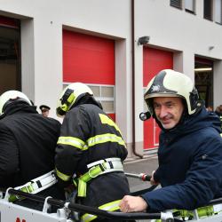 Hejtman Kuba v koši hasičského vozu.