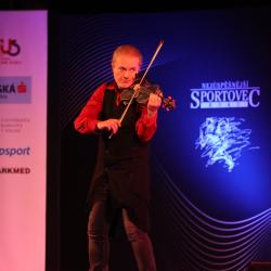 Sportovcům zahrál Pavel Šporcl (Foto: Petr Hřídel, Deník).