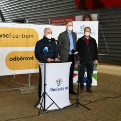 Jihočeský kraj má nové vysokokapacitní odběrové centrum. Denně zvládne otestovat až 2 000 lidí (Foto zleva: hejtman Jihočeského kraje Martin Kuba, ředitel českobudějovické nemocnice Michal Šnorek a primář Infekčního oddělení MUDr. Aleš Chrdle). .