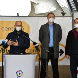 Jihočeský kraj má nové vysokokapacitní odběrové centrum. Denně zvládne otestovat až 2 000 lidí (Foto zleva: hejtman Jihočeského kraje Martin Kuba, ředitel českobudějovické nemocnice Michal Šnorek a primář Infekčního oddělení MUDr. Aleš Chrdle). .
