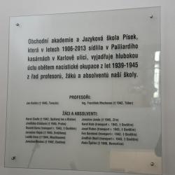 Dvě pamětní desky obětem totalitních ideologií byly dnes odhaleny na půdě Obchodní akademie a Jazykové školy s právem SJZ v Písku. Připomínají památku za války umučených profesorů a studentů a také památku obětí komunistického režimu.