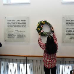 Dvě pamětní desky obětem totalitních ideologií byly dnes odhaleny na půdě Obchodní akademie a Jazykové školy s právem SJZ v Písku. Připomínají památku za války umučených profesorů a studentů a také památku obětí komunistického režimu.